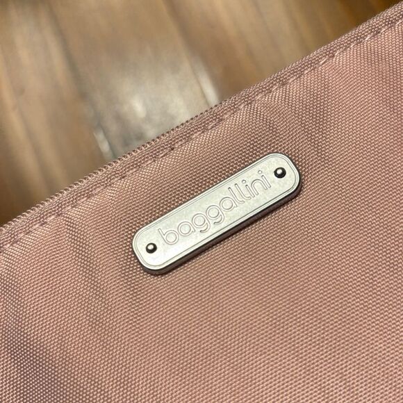 Baggallini Mauve Wristlet - Picture 2 of 8